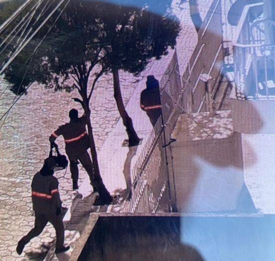 Três homens vestidos de eletricistas invadiram um apartamento e roubaram dinheiro de um casal. Suspeitos fugiram.
