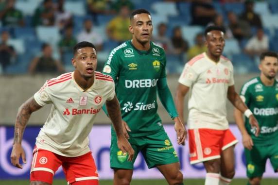 Valdívia fez para os donos da casa e De Pena marcou para o Colorado, que chegou à quarta igualdade seguida na competição