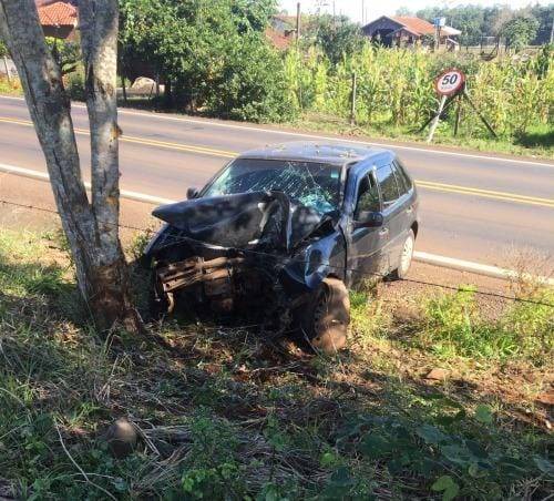 O motorista ficou ferido e foi conduzido pelos bombeiros para o hospital