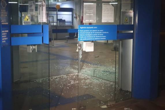 Criminosos arrombam agência bancária na zona sul de Porto Alegre - foto 2