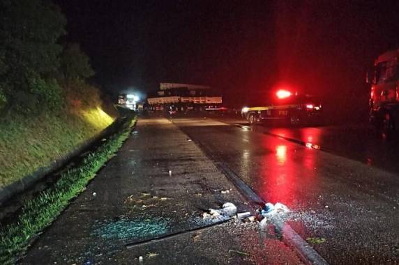 O trânsito chegou a ficar totalmente bloqueado até o início da madrugada