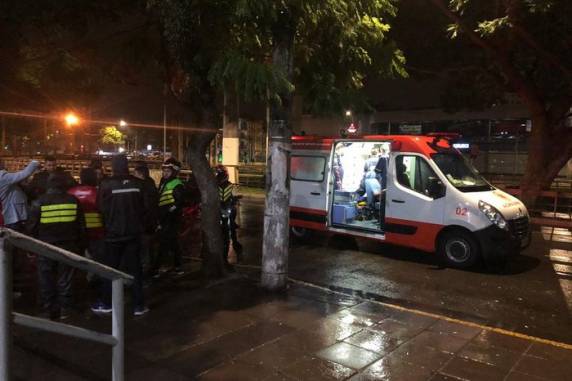 Em vídeo repassado à reportagem, é possível ver o homem caído se debatendo