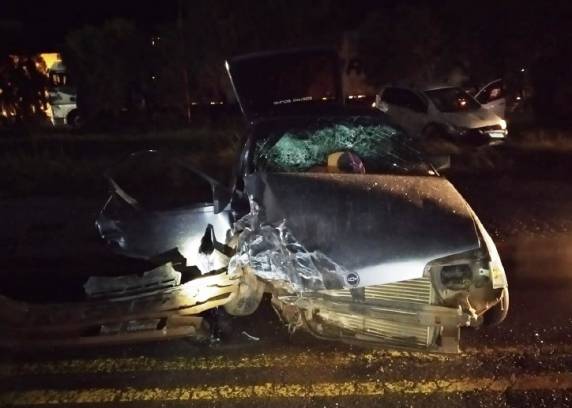 Veículos se envolveram em colisão no início da madrugada deste domingo