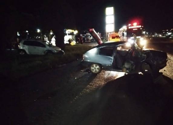 Veículos se envolveram em colisão no início da madrugada deste domingo