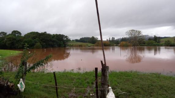 Pontes encobertas impediam reparos da CORSAN na central de captação de água bruta