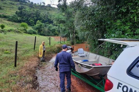 Bombeiros precisaram fazer o resgate por barco em razão do alto volume de água em volta da residência