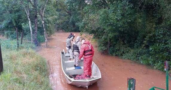 Bombeiros precisaram fazer o resgate por barco em razão do alto volume de água em volta da residência