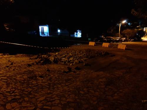 Homem caiu com a motocicleta em obra