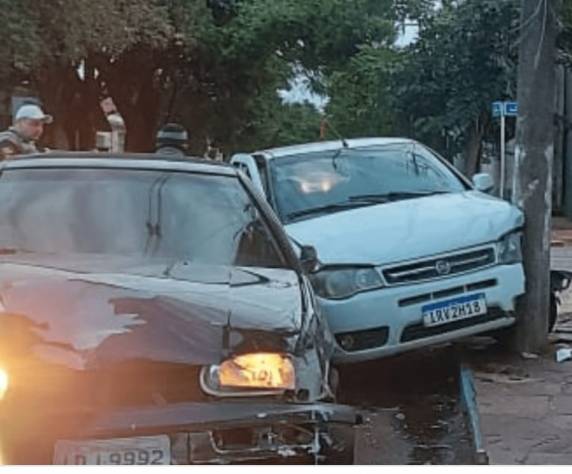 Uma colisão entre dois veículos resultou na morte do motorista de um Fiat Pálio