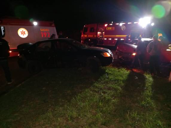 Cinco pessoas ficam feridas em grave acidente no trevo de acesso para Ajuricaba - foto 3