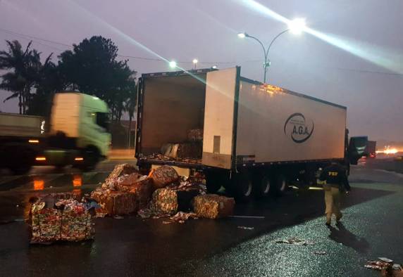 Foram interceptados mais de 500 kg da droga, escondidos no fundo falso de reboque paraguaio roubado