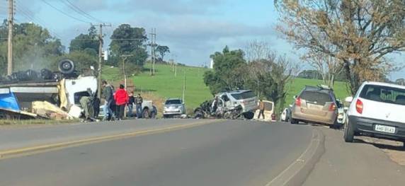 Acidente envolvendo caminhonete e caminhão deixa homem gravemente ferido em Passo Fundo - foto 5