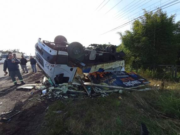 Acidente envolvendo caminhonete e caminhão deixa homem gravemente ferido em Passo Fundo - foto 3