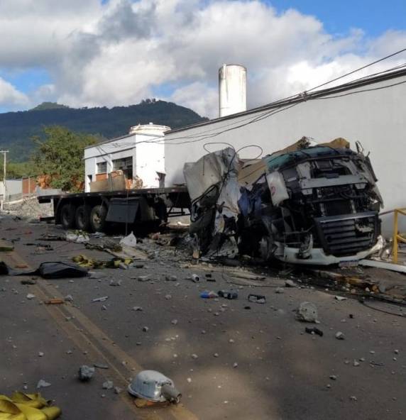 Conforme a Brigada Militar, o veículo, que trafegava da Serra em direção à cidade, pode ter perdido os freios em um declive