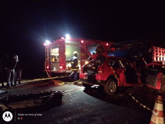 Colisão frontal ente automóvel e caminhão resulta em uma pessoa morta na RS 305 em Tucunduva - foto 3
