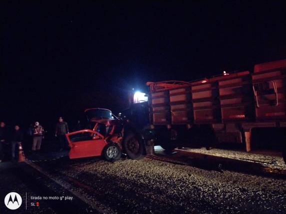Colisão frontal ente automóvel e caminhão resulta em uma pessoa morta na RS 305 em Tucunduva - foto 2