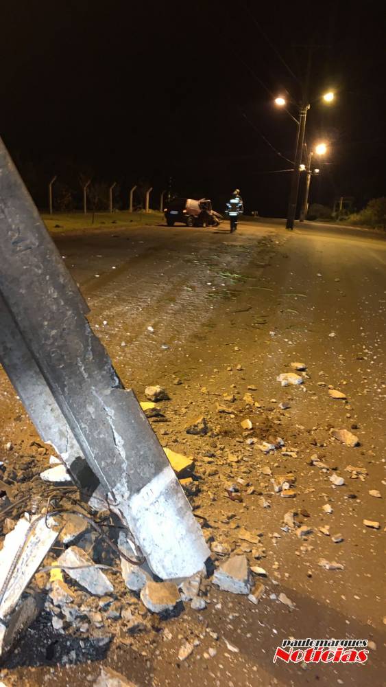 Motorista bate veículo em postes de concreto no bairro Sol Nascente, em Três de Maio - foto 2