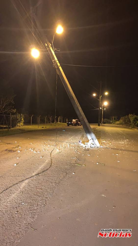 Motorista bate veículo em postes de concreto no bairro Sol Nascente, em Três de Maio - foto 3
