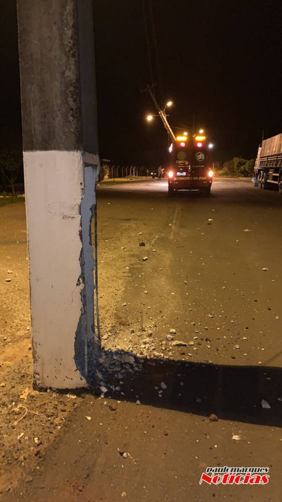 Motorista bate veículo em postes de concreto no bairro Sol Nascente, em Três de Maio - foto 4