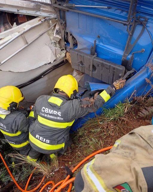 Vítima ficou presa nas ferragens após batida em barranco e tombamento na pista