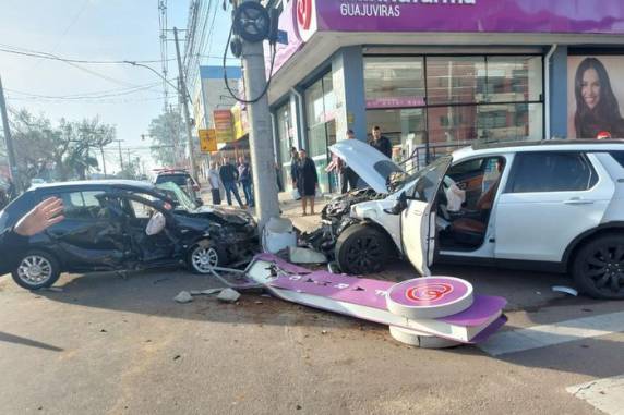 Condutor bateu o carro contra outro veículo; três pessoas ficaram feridas