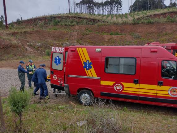 Rapaz apresentava sinais de alteração psíquica, além de hipotermia e escoriações nas pernas e estava dentro de córrego