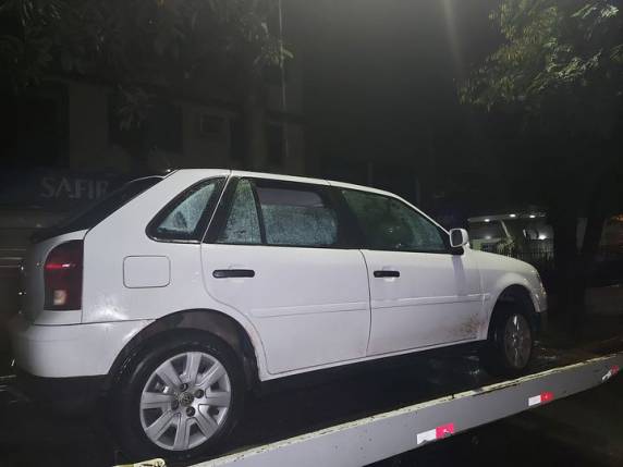 Um terceiro ocupante do veículo ficou ferido. Atirador não foi encontrado