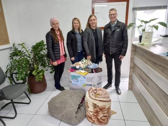 Campanha ''Abraça Sicoob'' arrecada agasalhos para entidades da região - foto 2