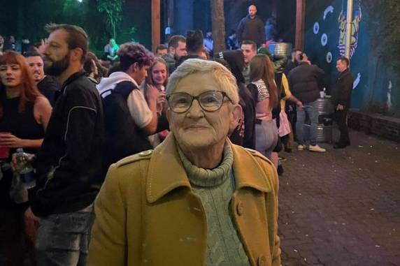 Iraceli Comerlato trocou os bailes da terceira idade no último sábado (4) para se divertir, pela primeira vez, em uma festa tradicionalmente frequentada pelo público jovem na Estação Férrea