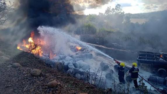Carreta com carga inflamável pega fogo na entrada de Palmitinho - foto 2