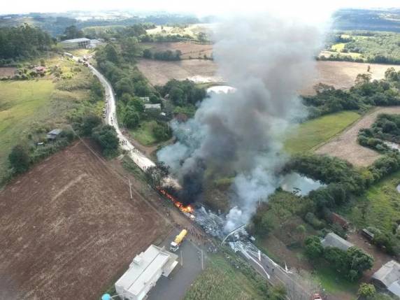 Carreta com carga inflamável pega fogo na entrada de Palmitinho - foto 3