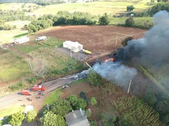 Carreta com carga inflamável pega fogo na entrada de Palmitinho - foto 4
