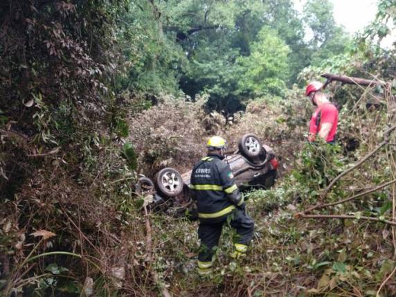 Carro da vítima parou em um mato após um acidente de trânsito