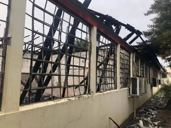 Segundo a prefeitura, cerca de 30 metros de fiação elétrica foram furtados. Incêndio atingiu estrutura que passou recentemente por reforma.