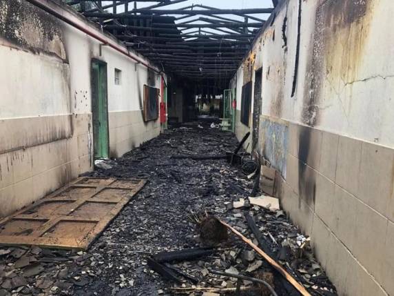 Segundo a prefeitura, cerca de 30 metros de fiação elétrica foram furtados. Incêndio atingiu estrutura que passou recentemente por reforma.