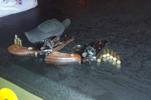 Eles estavam em uma motocicleta com registro de roubo e não pararam em abordagem policial