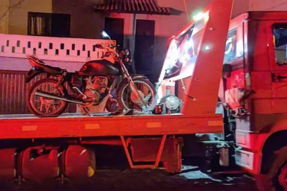 Eles estavam em uma motocicleta com registro de roubo e não pararam em abordagem policial