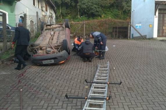 Pista no sentido Gramado-Canela ficou parcialmente bloqueada até o final da manhã