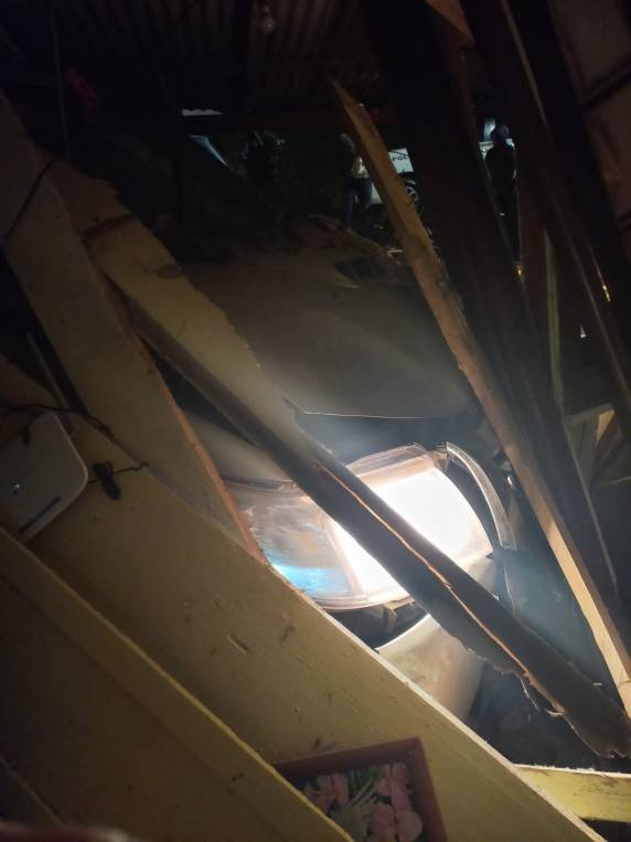 Condutora perde cotrole de caminhonete e invade casa em Soledade - foto 3