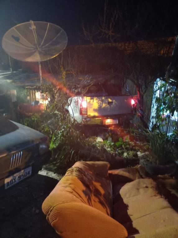 Condutora perde cotrole de caminhonete e invade casa em Soledade - foto 2