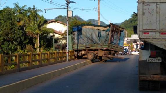 Segundo os bombeiros, o homem conseguiu sair do veículo sozinho.