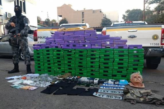 Além disso, quatro motos e dois carros foram confiscados pela polícia