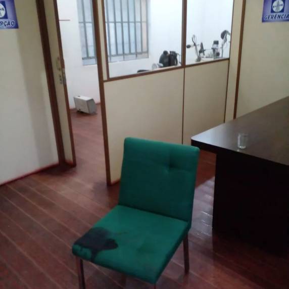 Ele sofreu lesões nos braços, punhos e na perna, foi socorrido e está se recuperando em casa, segundo a polícia. O suspeito foi preso por tentativa de homicídio. Crime aconteceu na tarde de terça-feira (14).