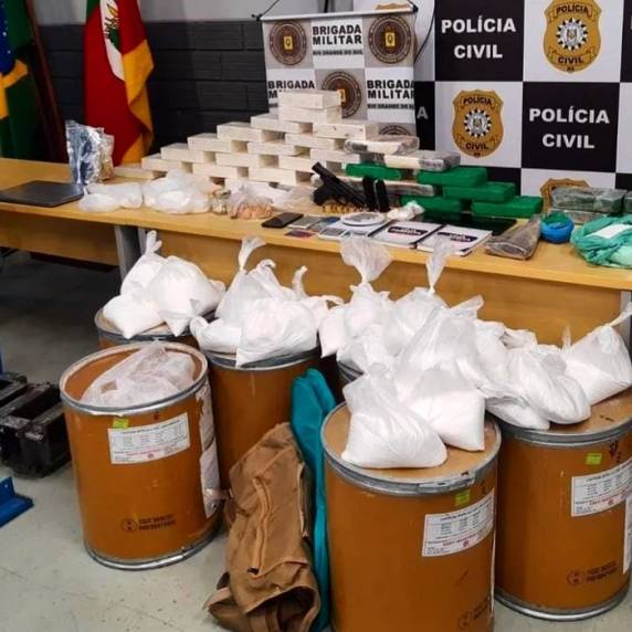 Os três homens participariam da produção, armazenamento e distribuição das drogas