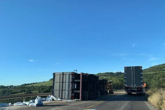 Colisão lateral entre carretas aconteceu na RS-122