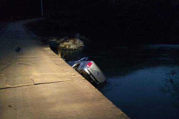 Conforme levantamento da vizinhança, apenas nos últimos três anos este é 11º veículo a cair da ponte