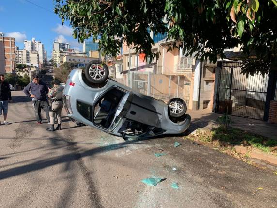 O Fiat Palio fugiu para rumo ignorado e não prestou socorro as vítimas