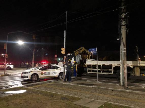 Acidente ocorreu por volta da meia-noite no cruzamento das avenidas Borges de Medeiros e Aureliano de Figueiredo Pinto