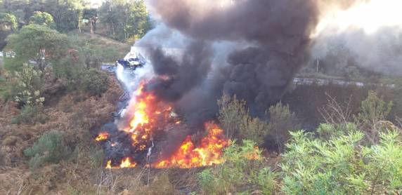 Duas pessoas morrem após colisão entre carretas na BR-282 - foto 4