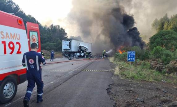 Duas pessoas morrem após colisão entre carretas na BR-282 - foto 2